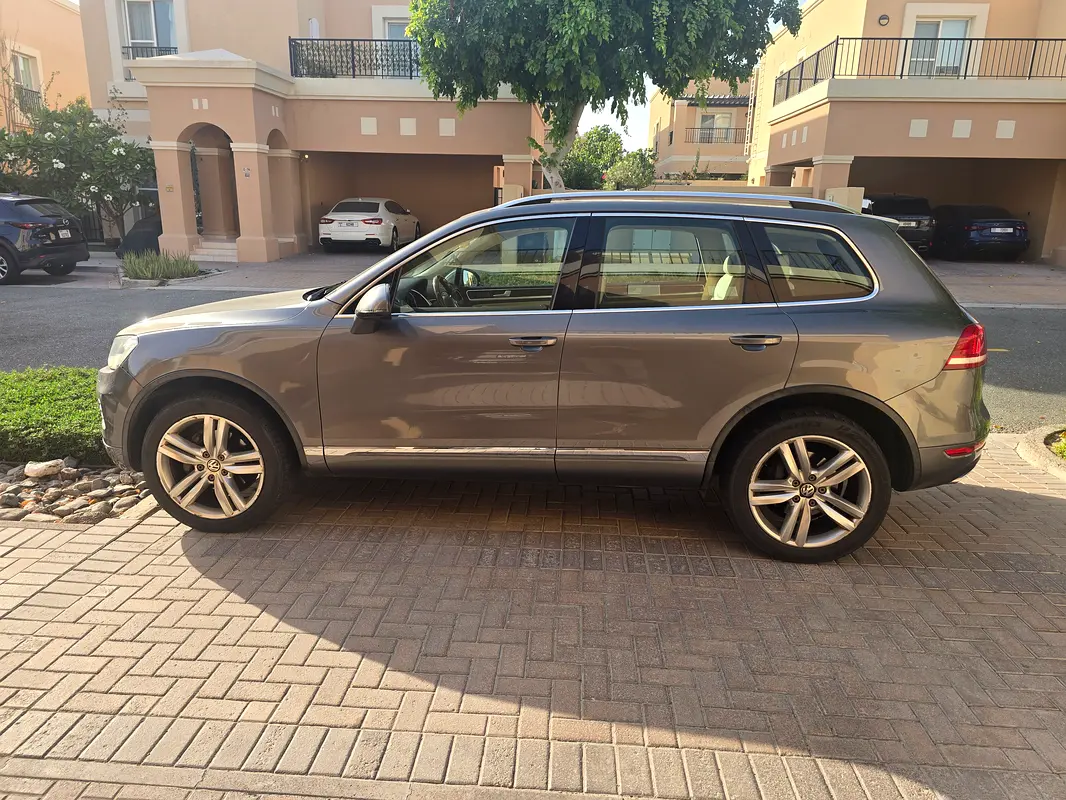 Volkswagen Touareg 2015 — photo 1 of 12