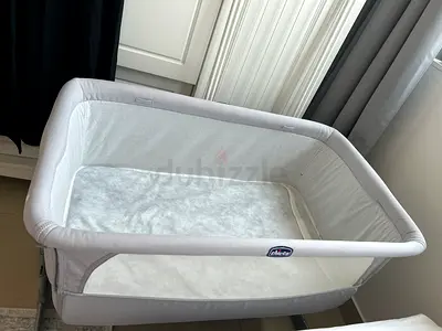 Chicco bedside bassinet / co-sleeper in light grey - good condition