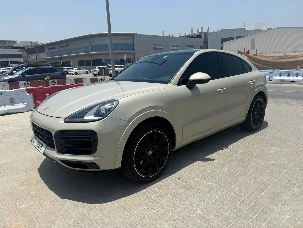 Porsche Cayenne 2023 — photo 1 of 16