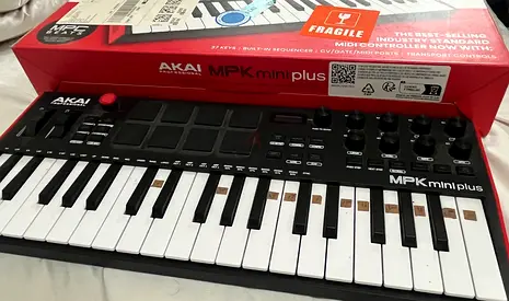 AKAI MPK Mini Plus MIDI 32 Keyboard Controller - Excellent Working Condition