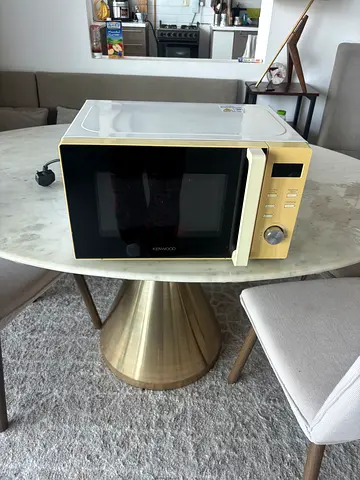 Kenwood countertop microwave oven in good working condition