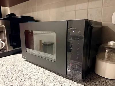 Compact countertop microwave oven - good working condition