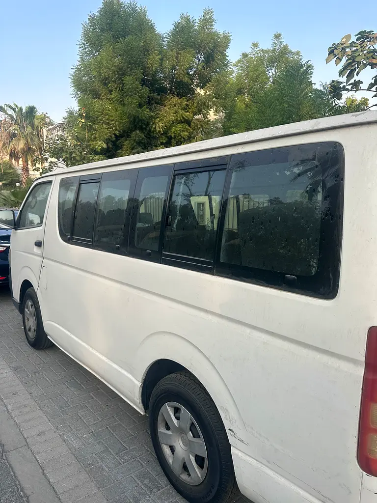 Toyota Hiace 2009 — photo 1 of 7