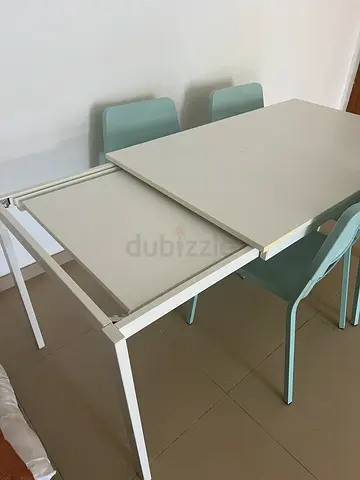طاولة تمتد من ايكيا مع ٤ كراسي
