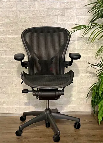 Im selling Herman Miller Areon classic chair size B size and C available