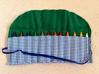 Crayon Roll Carry Case with 12 Crayons BRAND NEW