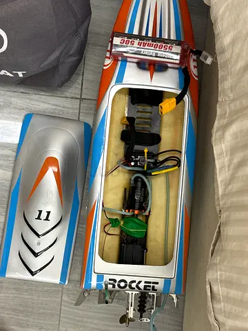 Remote Control RC Racing Boat with Motor and Battery and only been used 2 times really good no prob