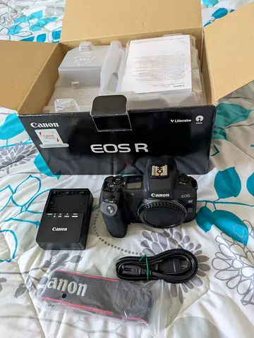 Canom EOS R body only with box (line on sensor)