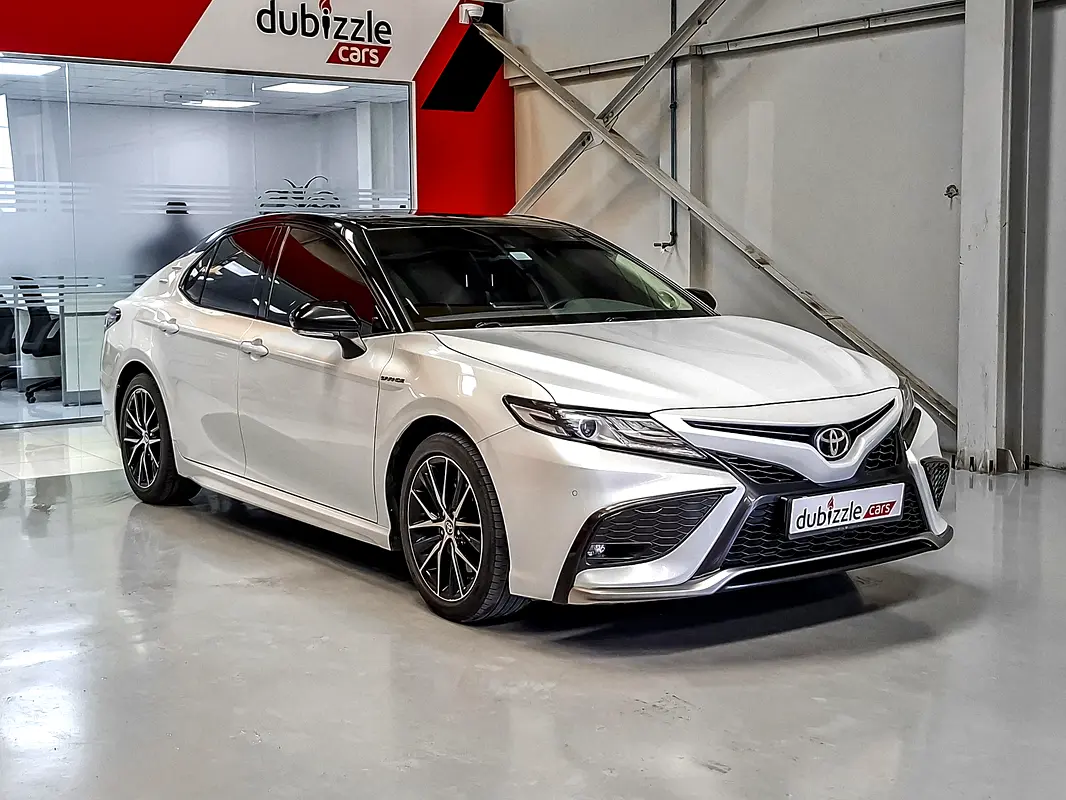 Toyota Camry 2024 — photo 1 of 16