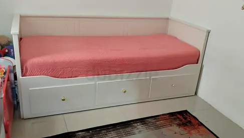 White wooden daybed with three under-bed drawers - good condition