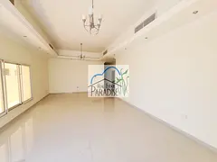 single storey semi independent private entrance 3 Bedrooms villa /4 Bath /separate living/dinning/ l