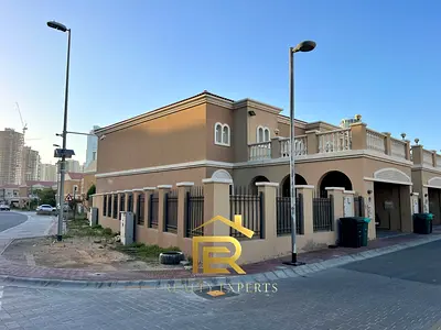 فيلا واسعة بثلاث غرف نوم | إطلالات متعددة | منطقة قرية جميرا الدائرية ١٢