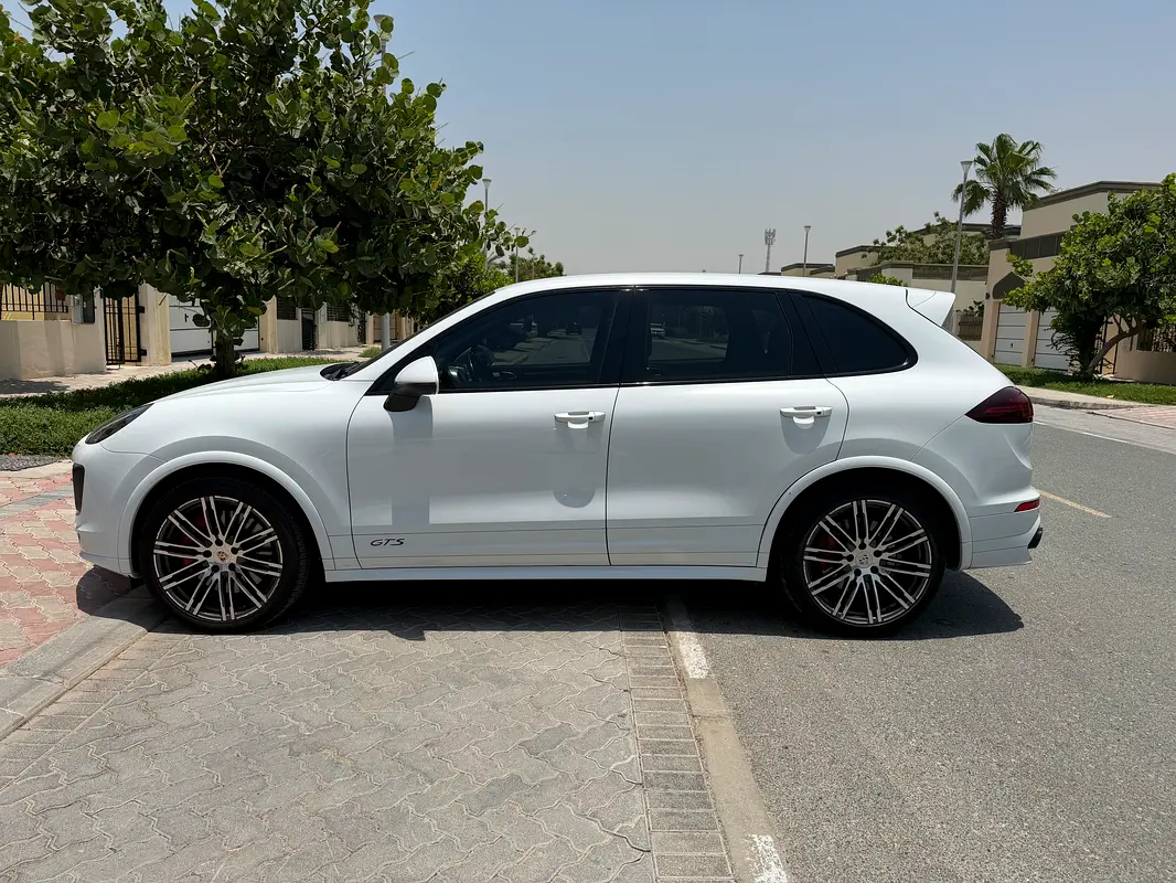 Porsche Cayenne 2016 — photo 1 of 12