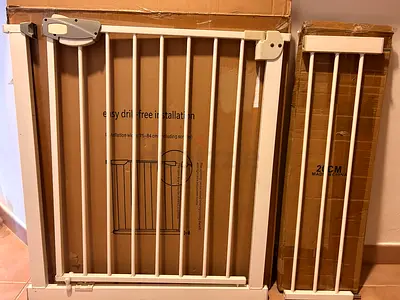 Baby safety gate with 20 cm extension