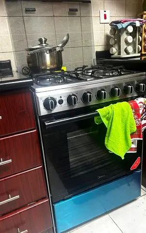 Used freestanding gas cooker with oven - good working condition