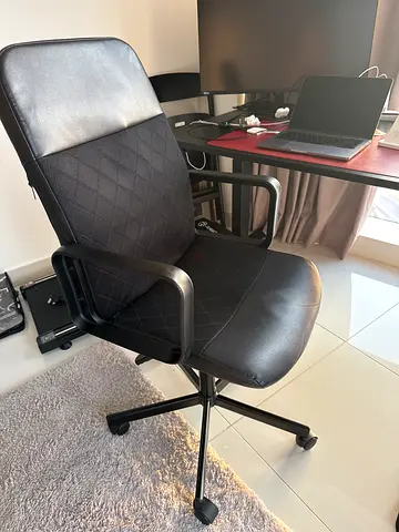 Black swivel office chair with armrests — good condition