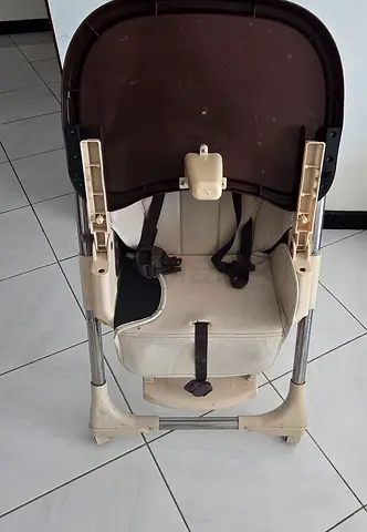 Excellent condition baby dining chair with adjustable height. Perfect for babies and toddlers