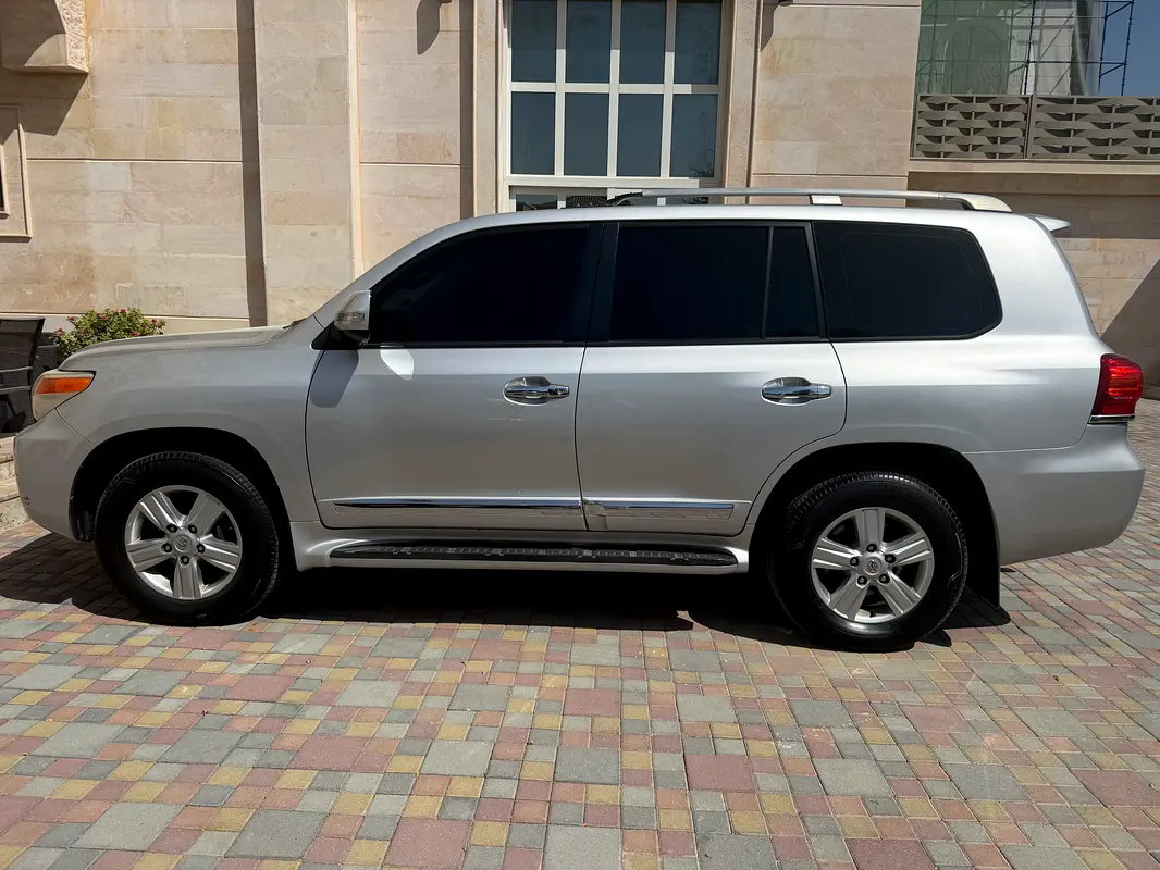 Toyota Land Cruiser 2013 — photo 1 of 6