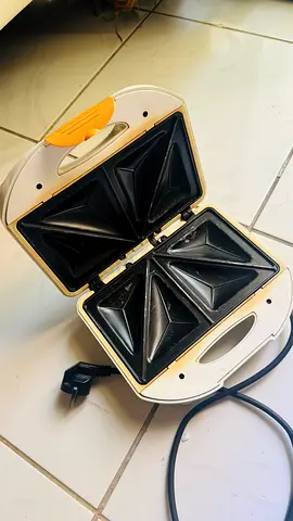 Triangle Sandwich Maker / Toastie Maker - Works Fine
