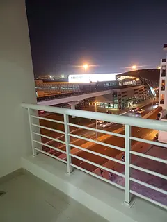 Female bed space very near to insurance market metro