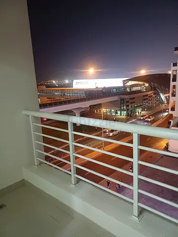 Female bed space very near to insurance market metro