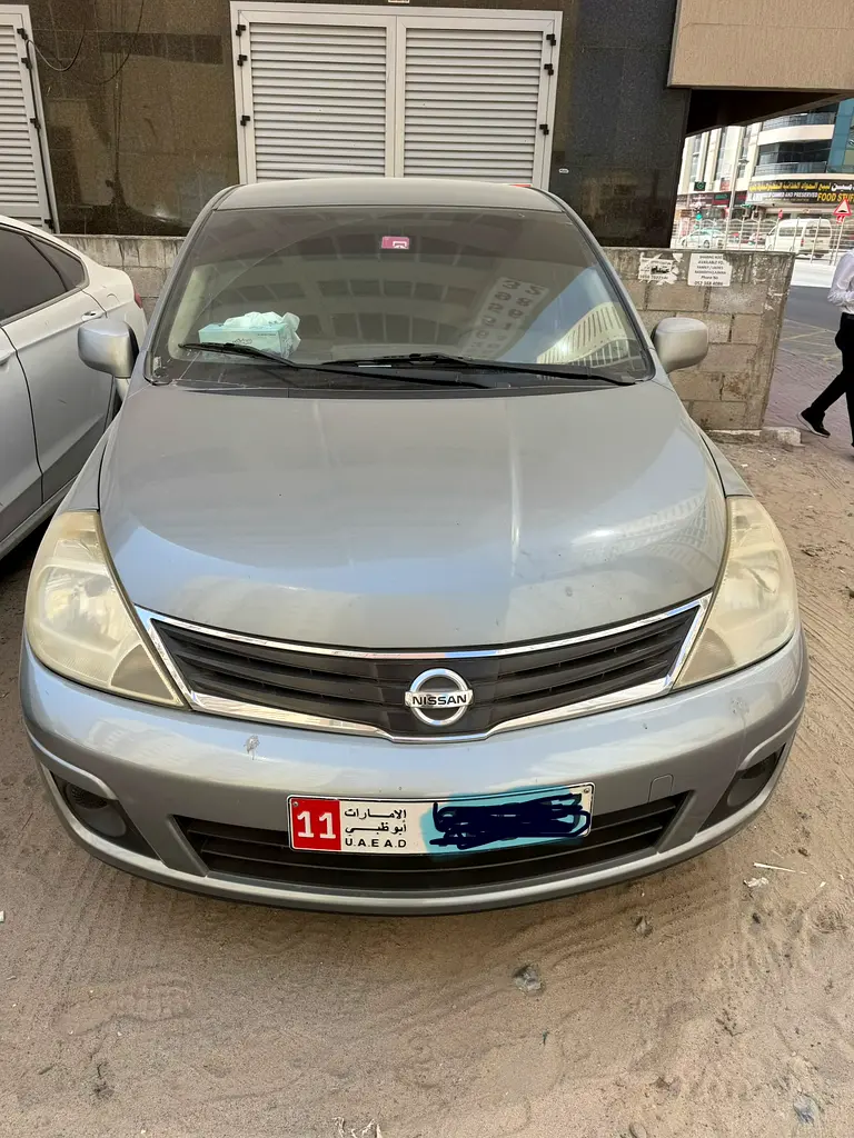 Nissan Tiida 2011 — photo 1 of 10