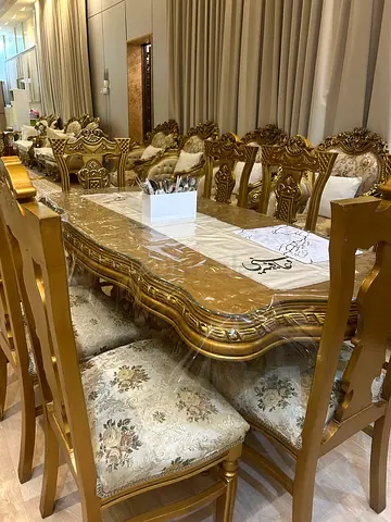 طاولة طعام ل8 اشخاص