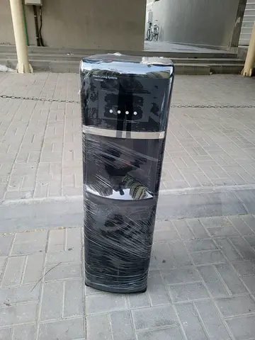 Bottom load water dispenser