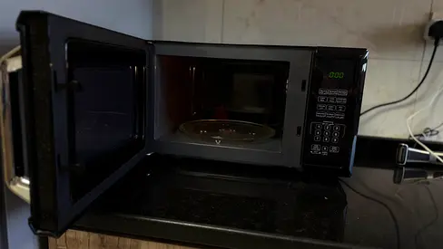 Used countertop microwave oven - good working condition
