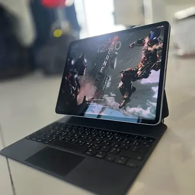 IPad Pro 12.9 inch 6th Gen with magic keyboard