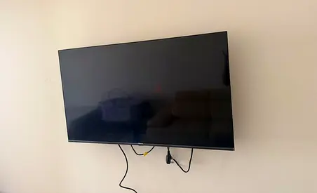 Hisense LED 43 inch UHD Smart TV - Good Condition (with wallmount bracket)