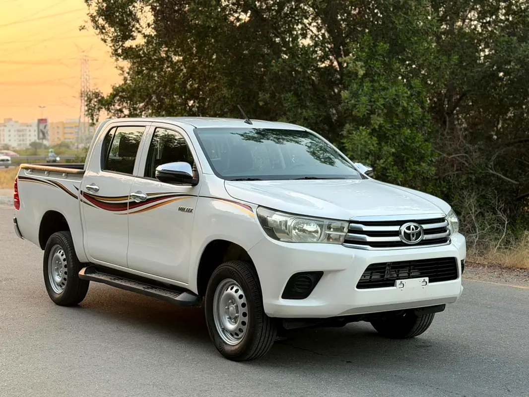 Toyota Hilux 2018 — photo 1 of 8