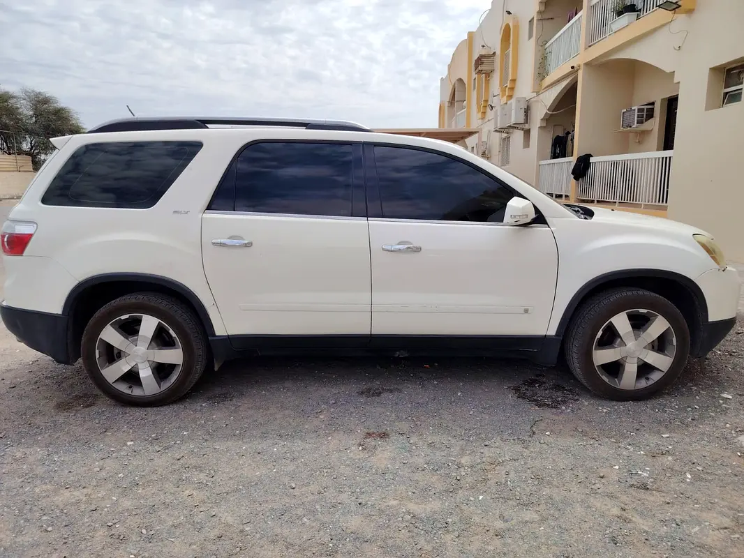 GMC Jimmy 2009 — photo 1 of 16