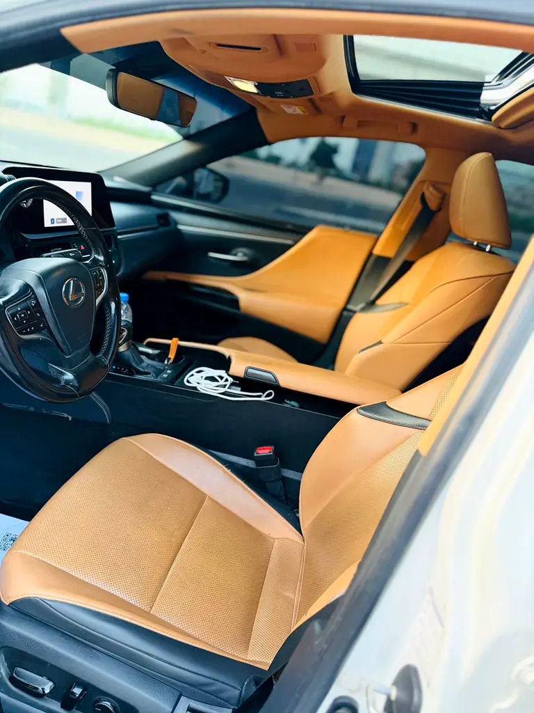 Lexus ES-Series 2023 — photo 1 of 6