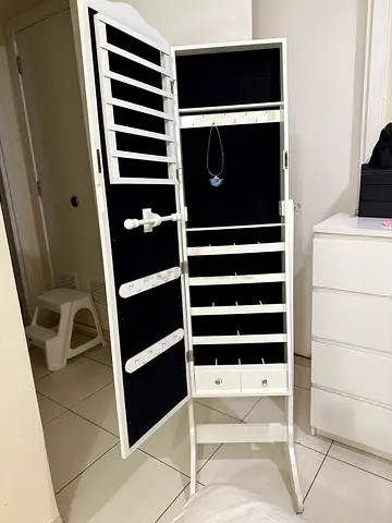 Accessories cabinet with mirror door