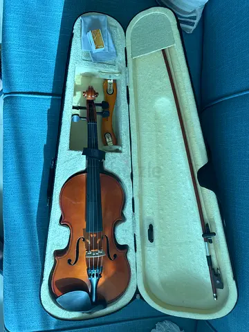 Full-size Violin with Case, Bow, shoulder pad , and resin - excellent Condition