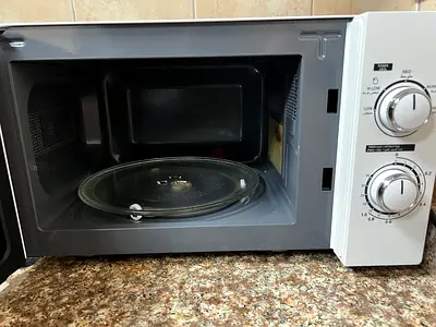 Compact countertop microwave oven - good working condition
