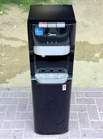 Bottom load water dispenser