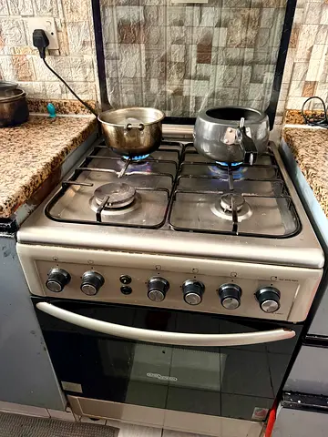 4 burner cooking range in full working condition