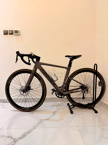 Road bike - lightweight alloy frame, disc brakes, Shimano group-set
