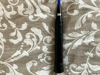 badminton racket (Exellent condition) - Yonex grip