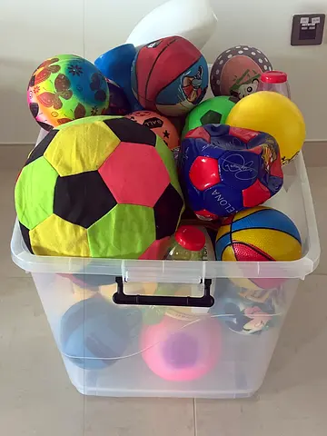 Box of assorted sports balls – footballs, basketballs, play balls (good condition)
