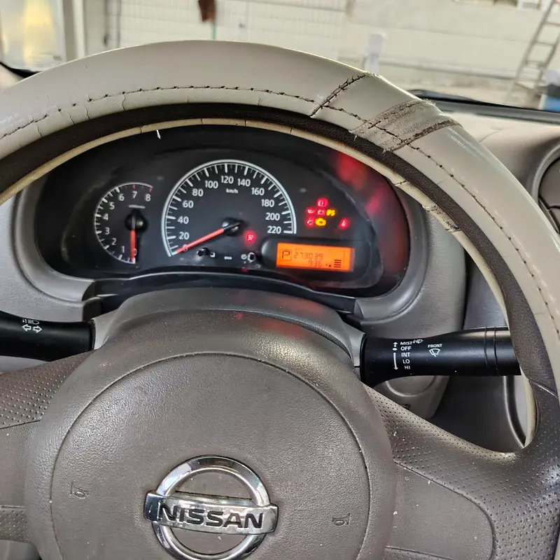 Nissan Sunny 2014 — photo 1 of 10