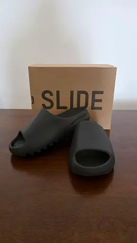 Yeezy Slide - Onyx
Size US 9 - UK 9 - 100% original. Local Purchase