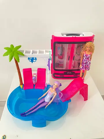 Barbie Pool Closet FREE Dolls