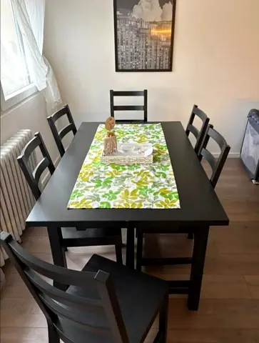 Extendable dining table with 6 chairs IKEA like new