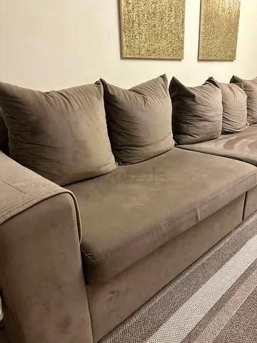 Selling a spacious and extremely comfortable L-shaped sectional للبيع كنب زاوية (سيكشنال) كبير الحجم