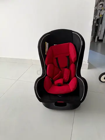 Red and black kid car seat (rear/forward facing) - good condition