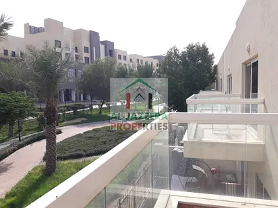 فرصة مميزة! شقة مطلة على السوق، 3 غرف نوم + غرفة للخادمة للإيجار في قرية ورسان، المدينة العالمية