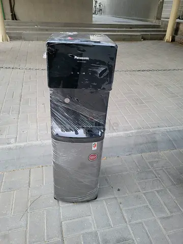 Bottom load water dispenser